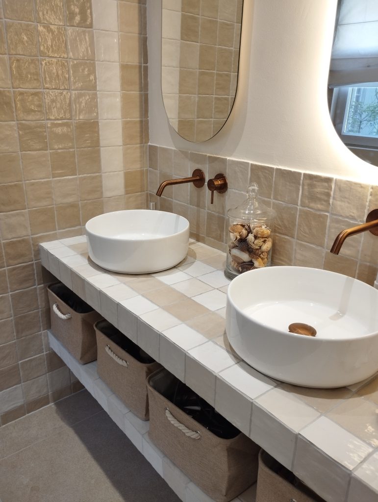 meuble vasque sur mesure en zelliges et vasque à poser et robinetterie encastrée bordeaux