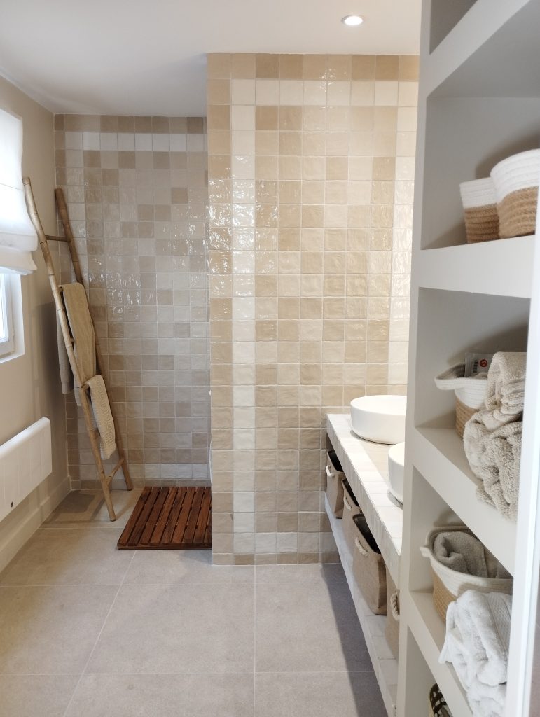 renovation salle d'eau en zelliges bordeaux et meuble vasque sur mesure en zelliges