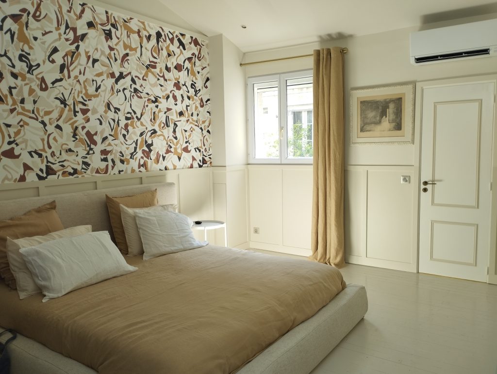 renovation et decoration chambre bordeaux avec papier peint peinture linge de lit