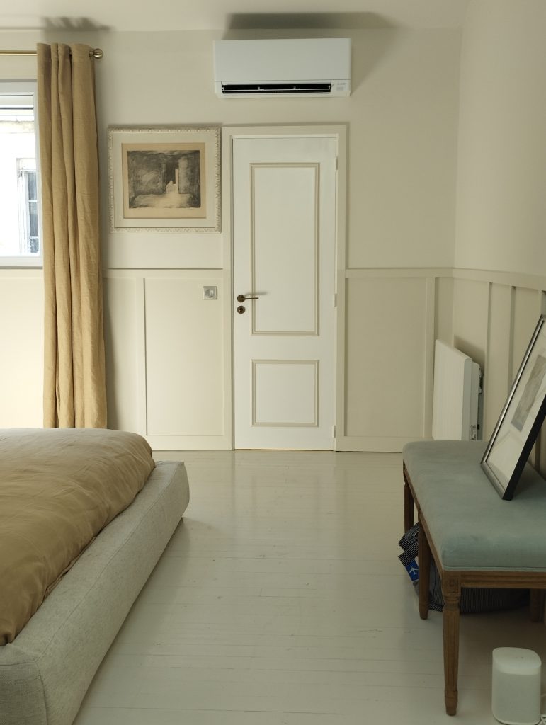 renovation et decoration suite parentale avec un soubassement en cimaises et des tons de peinture douce et rideaux lin