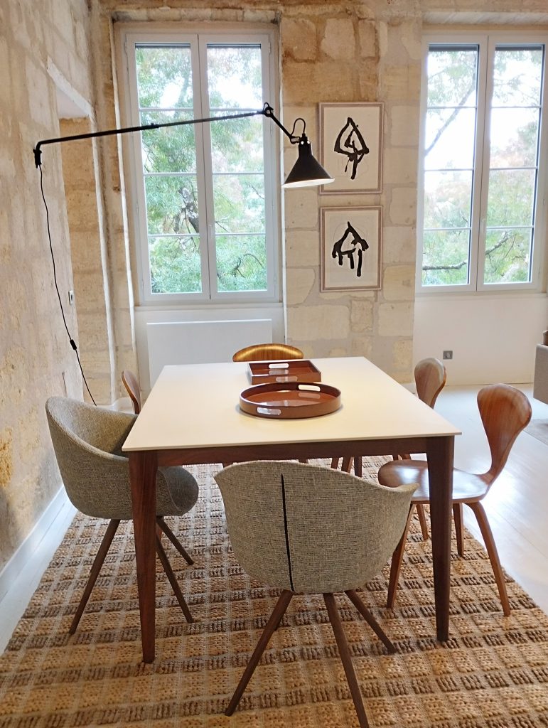 renovation et decoration appartement dans immeuble en pierre bordeaux avec salle à manger design table et chaises en bois