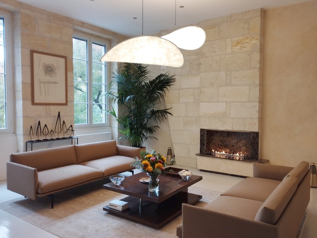 renovation et decoration salon appartement dans immeuble pierre bordeaux avec cheminee et suspension