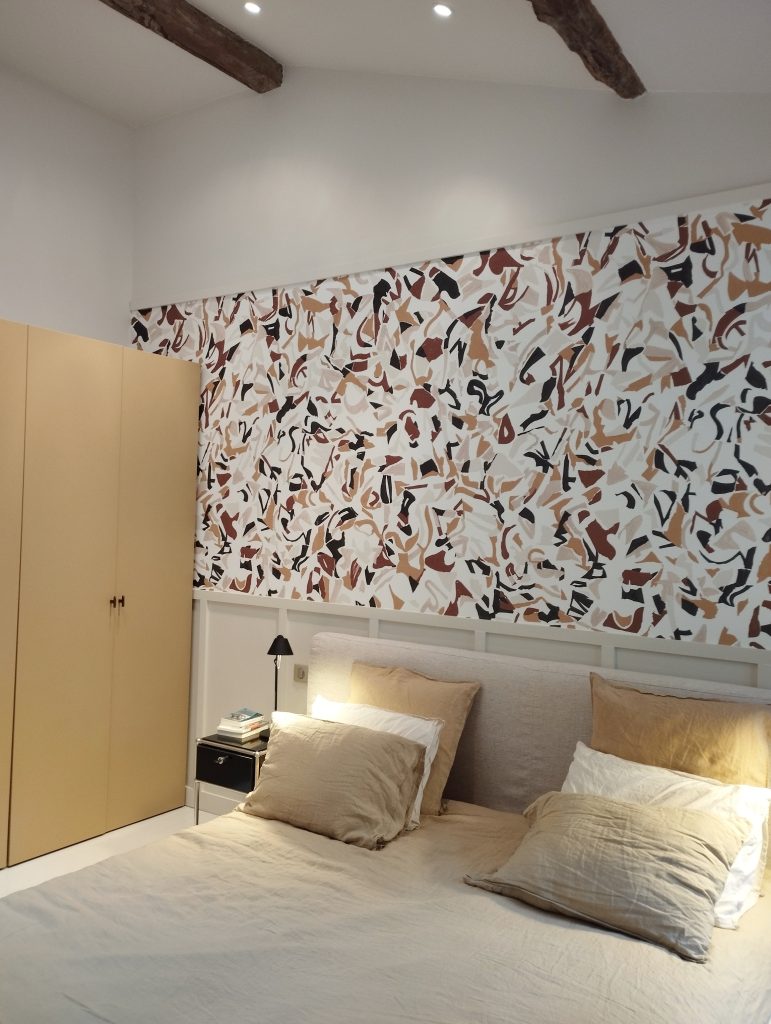 renovation et decoration chambre parentale avec papier peint et placard poutres apparentes sur mesure bordeaux