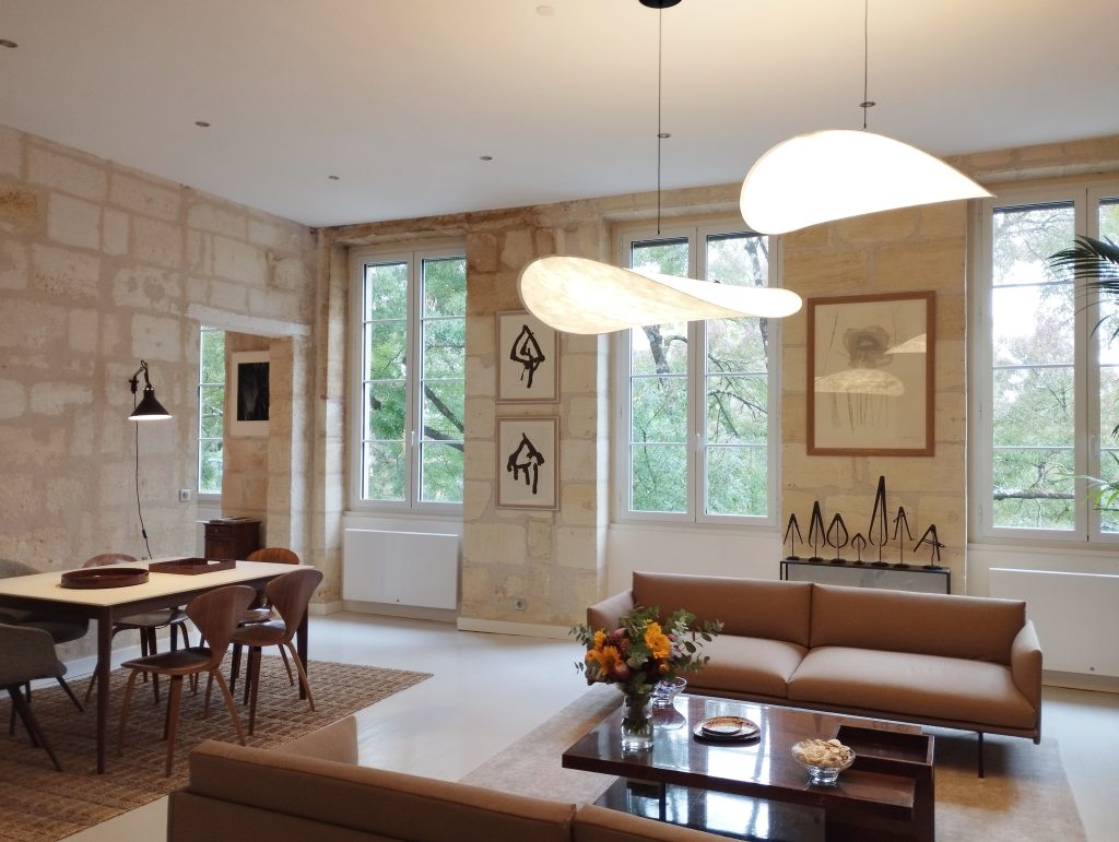 renovation et decoration d'un appartement en pierre à bordeaux avec salle a manger design et suspensions salon