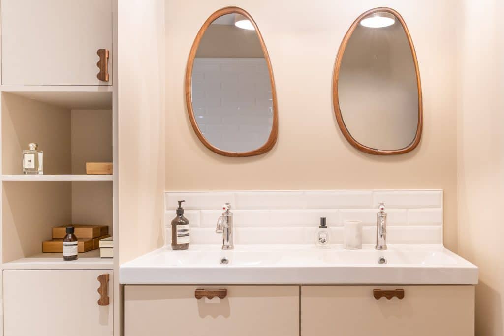 renovation salle de bain meuble vasque sur mesure miroir bois, poignée bois et suspension bordeaux