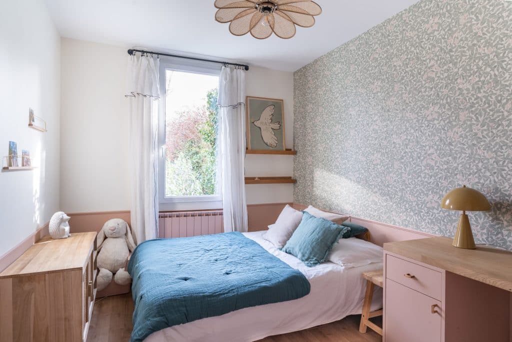 renovation et decoration chambre jeune fille adolescente papier peint vegetal et tons poudrés à bordeaux avec bureau sur mesure