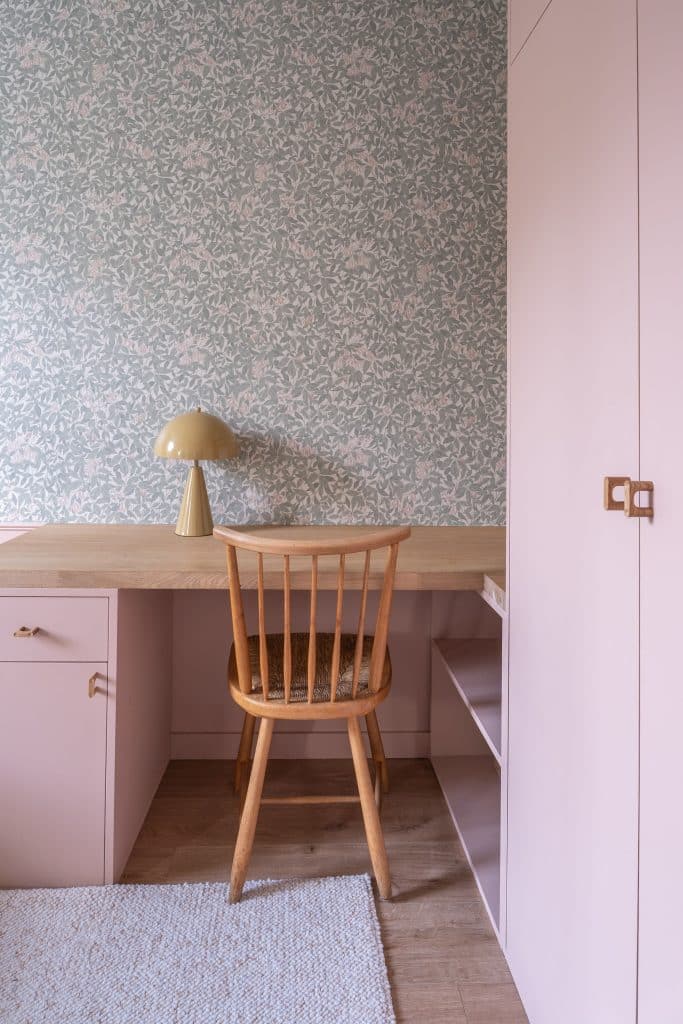 renovation et decoration chambre jeune fille adolescente papier peint vegetal et tons poudrés à bordeaux avec bureau et dressing placard sur mesure