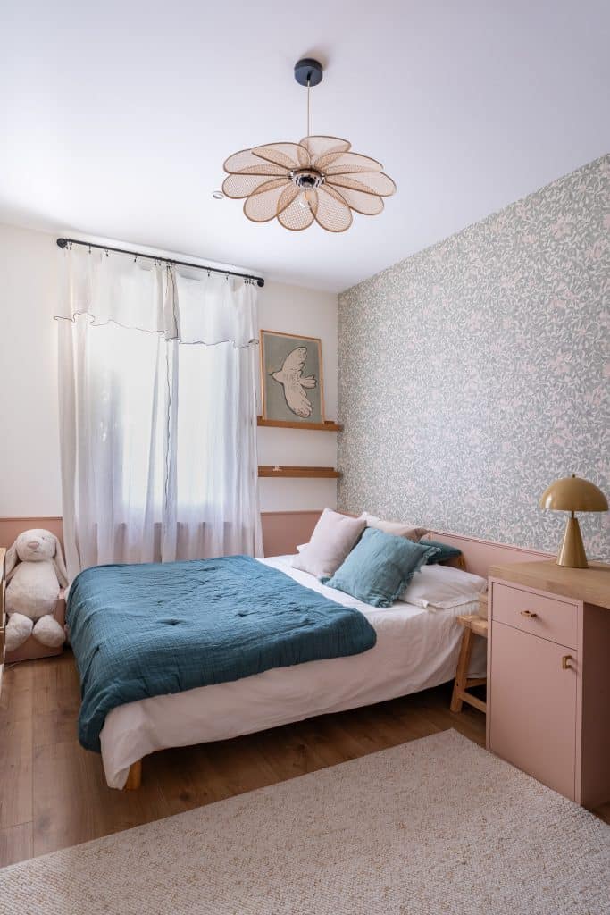 renovation et decoration chambre jeune fille adolescente papier peint vegetal et tons poudrés à bordeaux avec bureau sur mesure