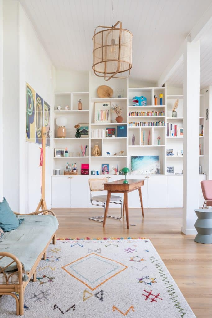 renovation et decoration intérieure maison bordeaux avec bibliothèque sur mesure suspension bois et canapé rotin