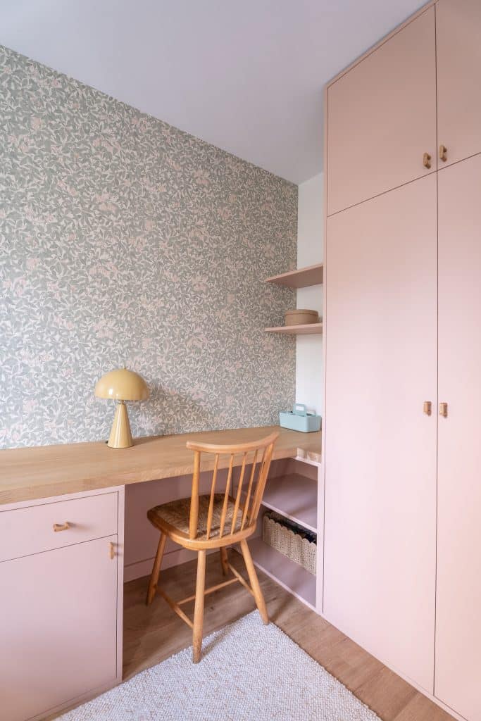renovation et decoration chambre jeune fille adolescente papier peint vegetal et tons poudrés à bordeaux avec bureau et dressing placard sur mesure