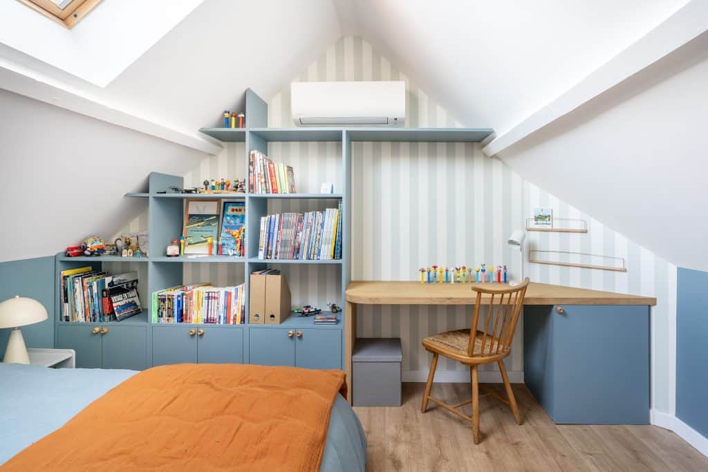 chambre adolescent avec bibliothèque sur mesure sous combles et bureau sur mesure à Bordeaux