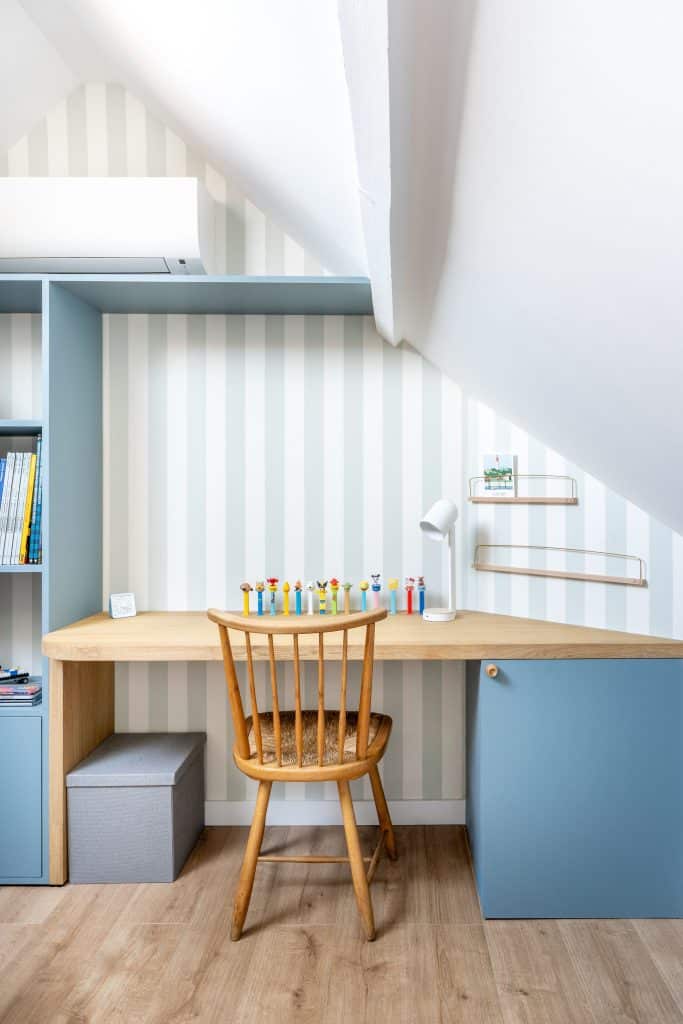 chambre adolescent avec bibliothèque sur mesure sous combles et bureau sur mesure à Bordeaux