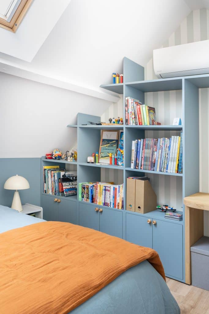 chambre adolescent avec bibliothèque sur mesure sous combles et bureau sur mesure à Bordeaux