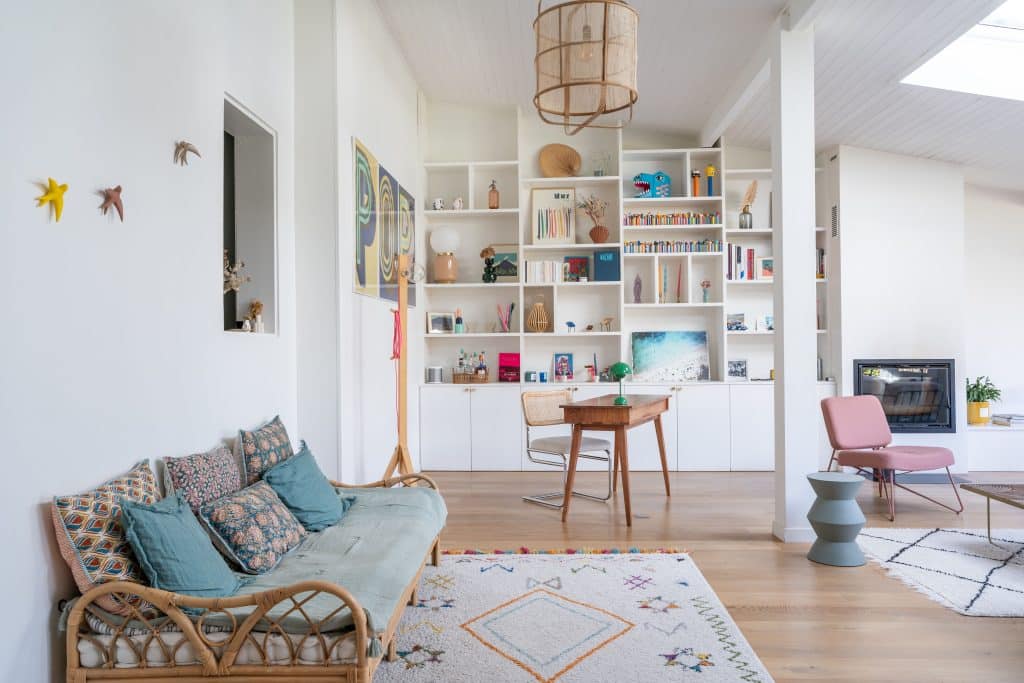 renovation et decoration intérieure maison bordeaux avec bibliothèque sur mesure suspension bois et canapé rotin