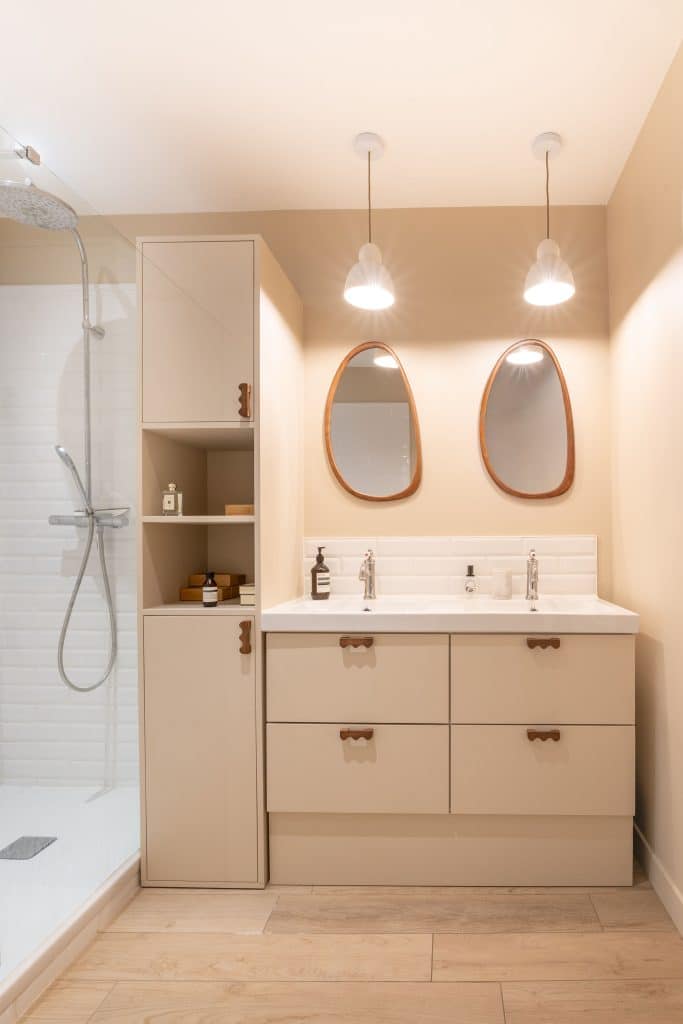 renovation salle de bain meuble vasque sur mesure miroir bois bordeaux