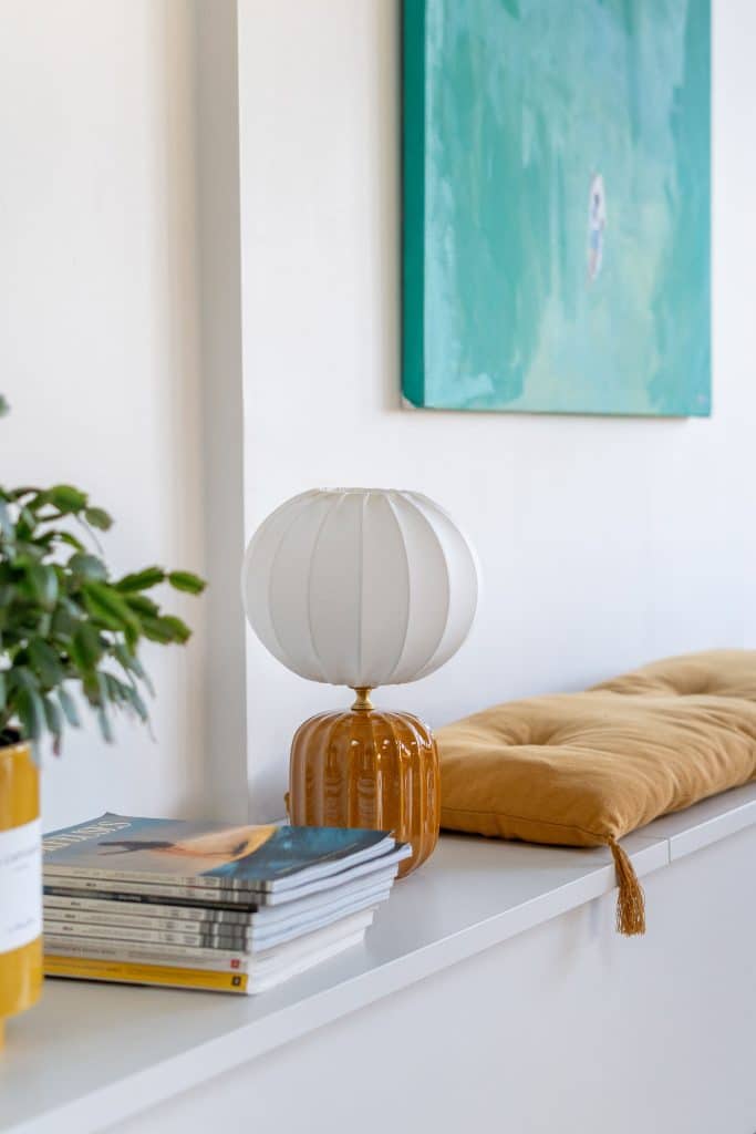 decoration intérieure maison bordeaux avec banquette sur mesure et lampe ceramique