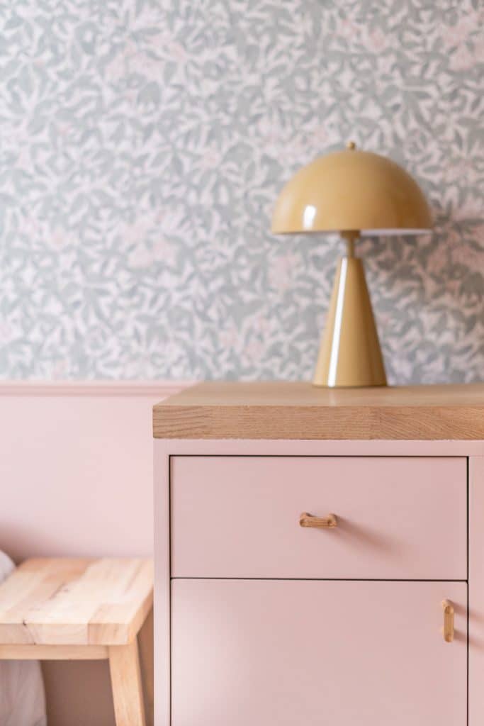 renovation et decoration chambre jeune fille adolescente papier peint vegetal et tons poudrés à bordeaux avec bureau sur mesure