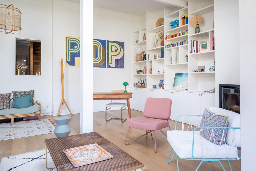 decoration intérieure maison bordeaux bibliotheque sur mesure insert fauteuil rose table basse bois et bureau bois