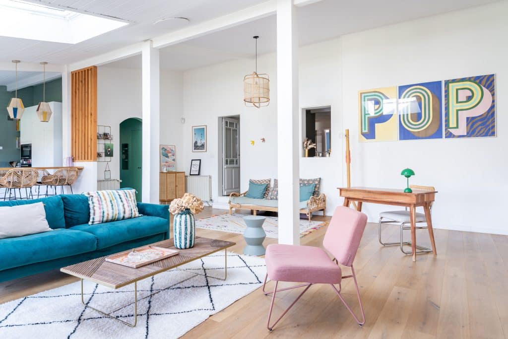 decoration interieure maison canapé velours fauteuil rose tapis berbere table basse bois bureau bois