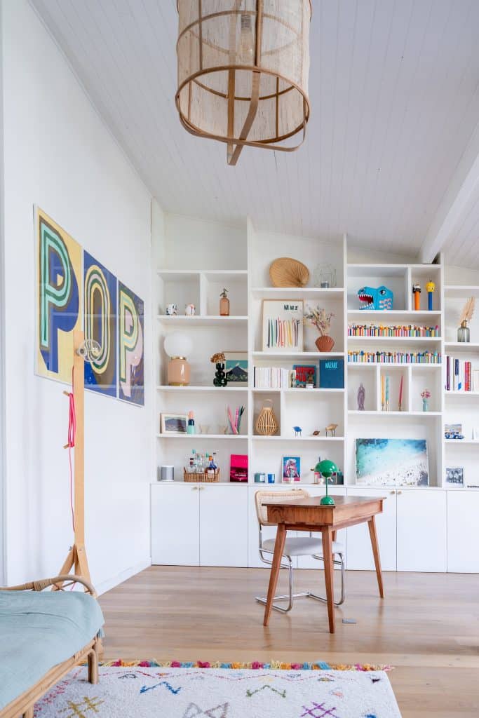 renovation et decoration intérieure maison bordeaux avec bibliothèque blanche sur mesure suspension bois et bureau bois