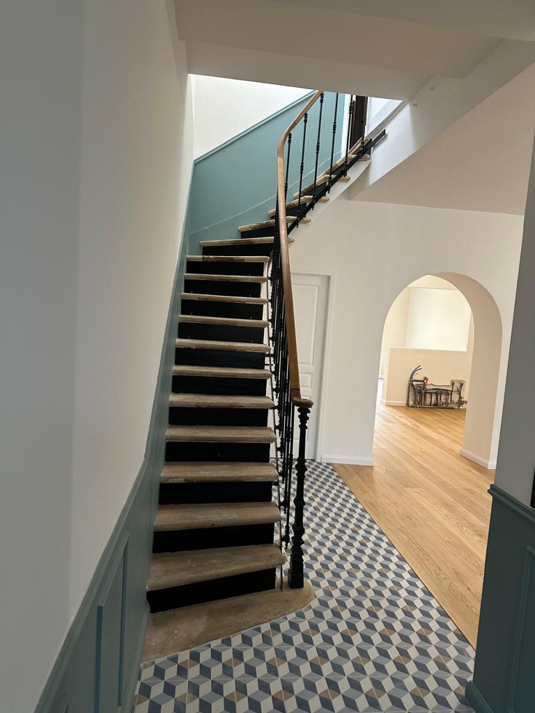 renovation maison ancienne bordeaux avec escalier pierre couleur peinture soubassement carreaux ciment