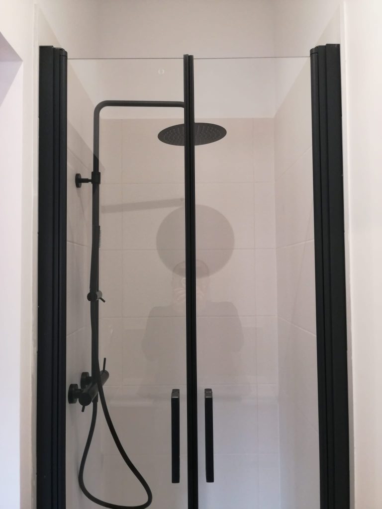 renovation douche cabine noir et blanc arcachon