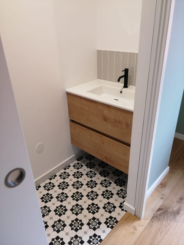 renovation salle d'eau noir et blanc arcachon