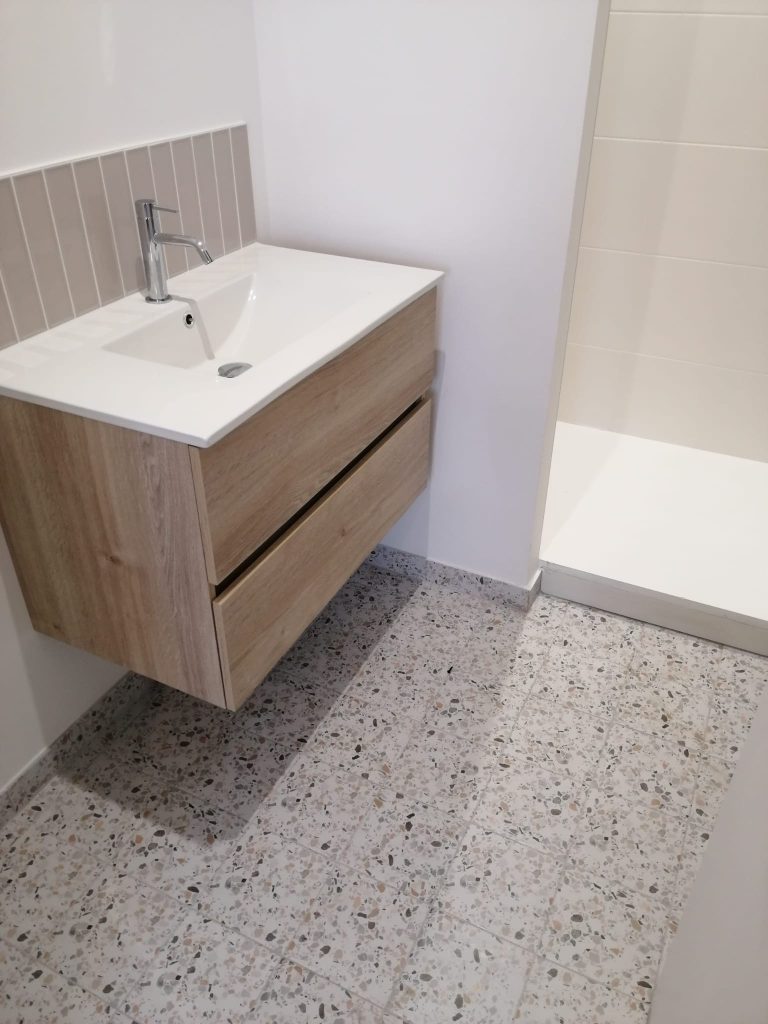 renovation salle de douche avec sol carrelage effet terrazzo arcachon