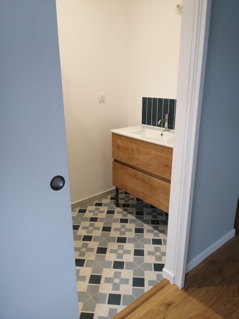 renovation intérieure salle d'eau avec sol carrelage graphique arcachon