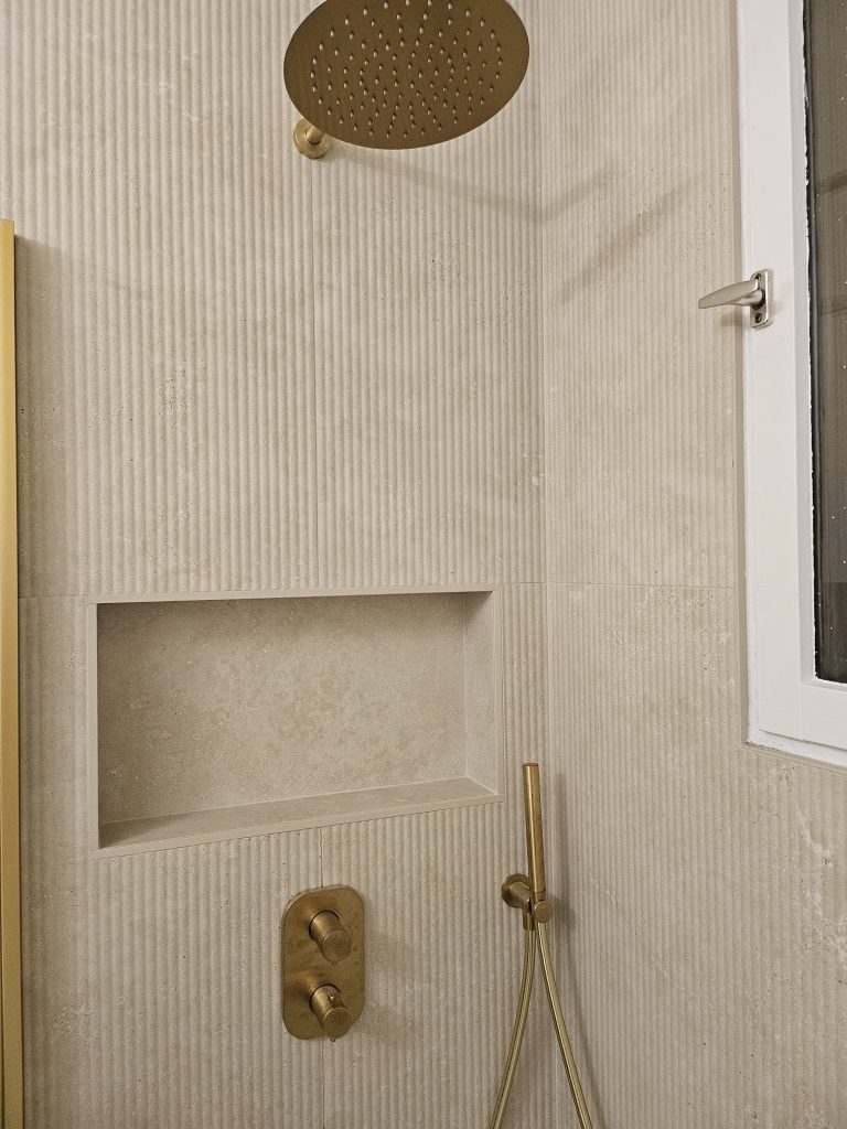 renovation douche carrelage mur robinetterie laiton