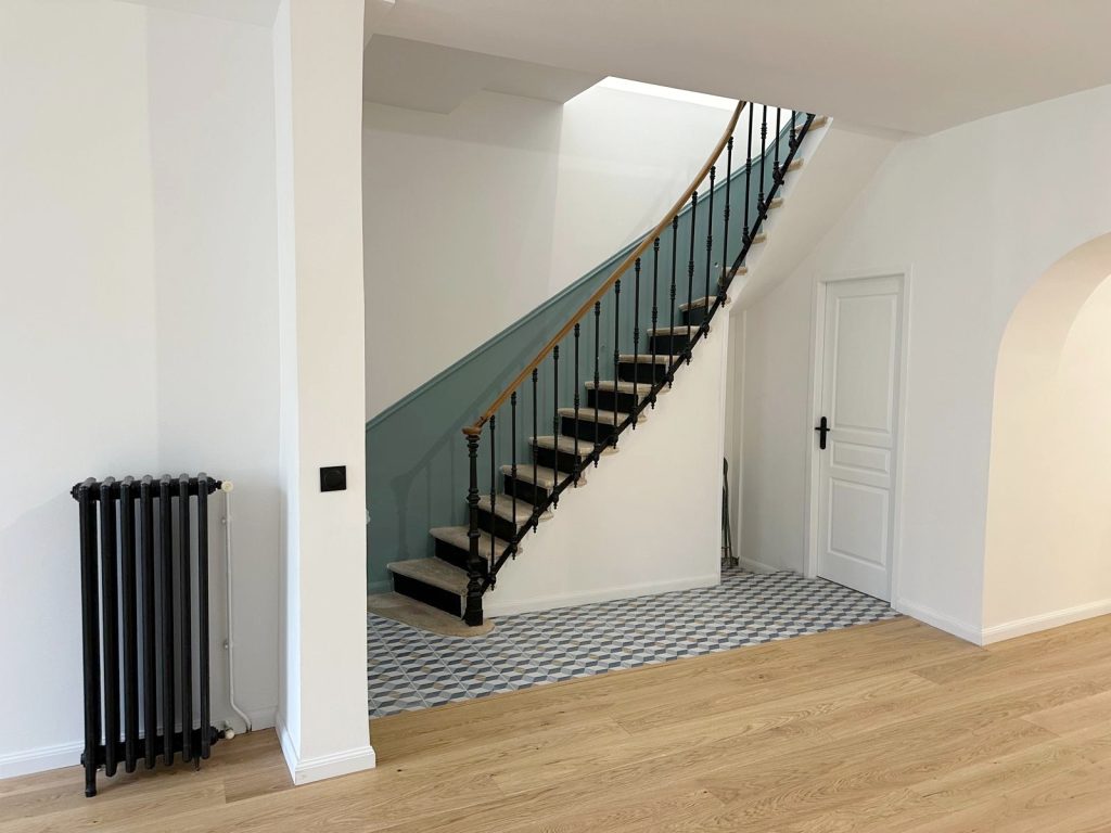 renovation maison ancienne bordeaux avec escalier pierre entree couleur peinture