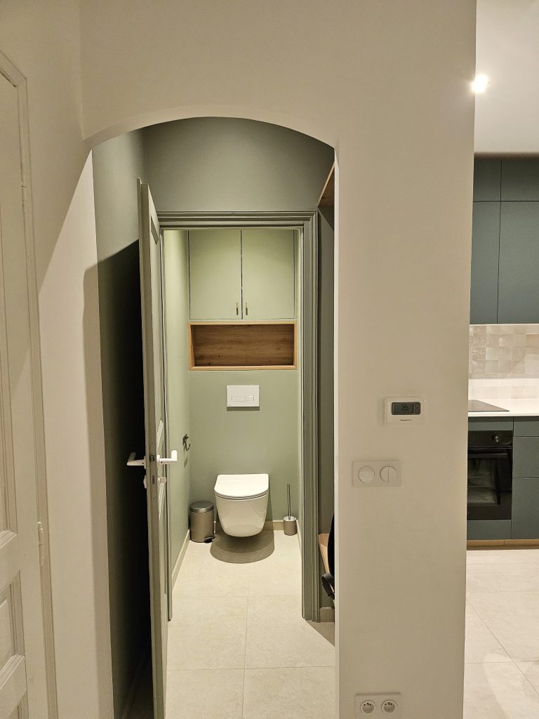 renovation et decoration wc avec arche et sas placard sur mesure