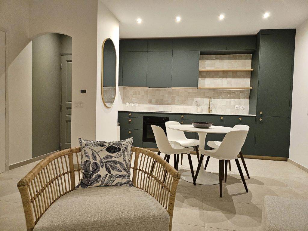 renovation et decoration intérieure cuisine verte zelliges en credence