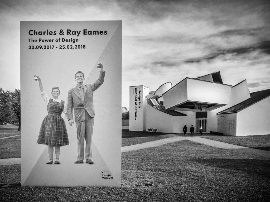 Charles et Ray Eames, designers américains, photographiés ensemble dans leur studio de création.