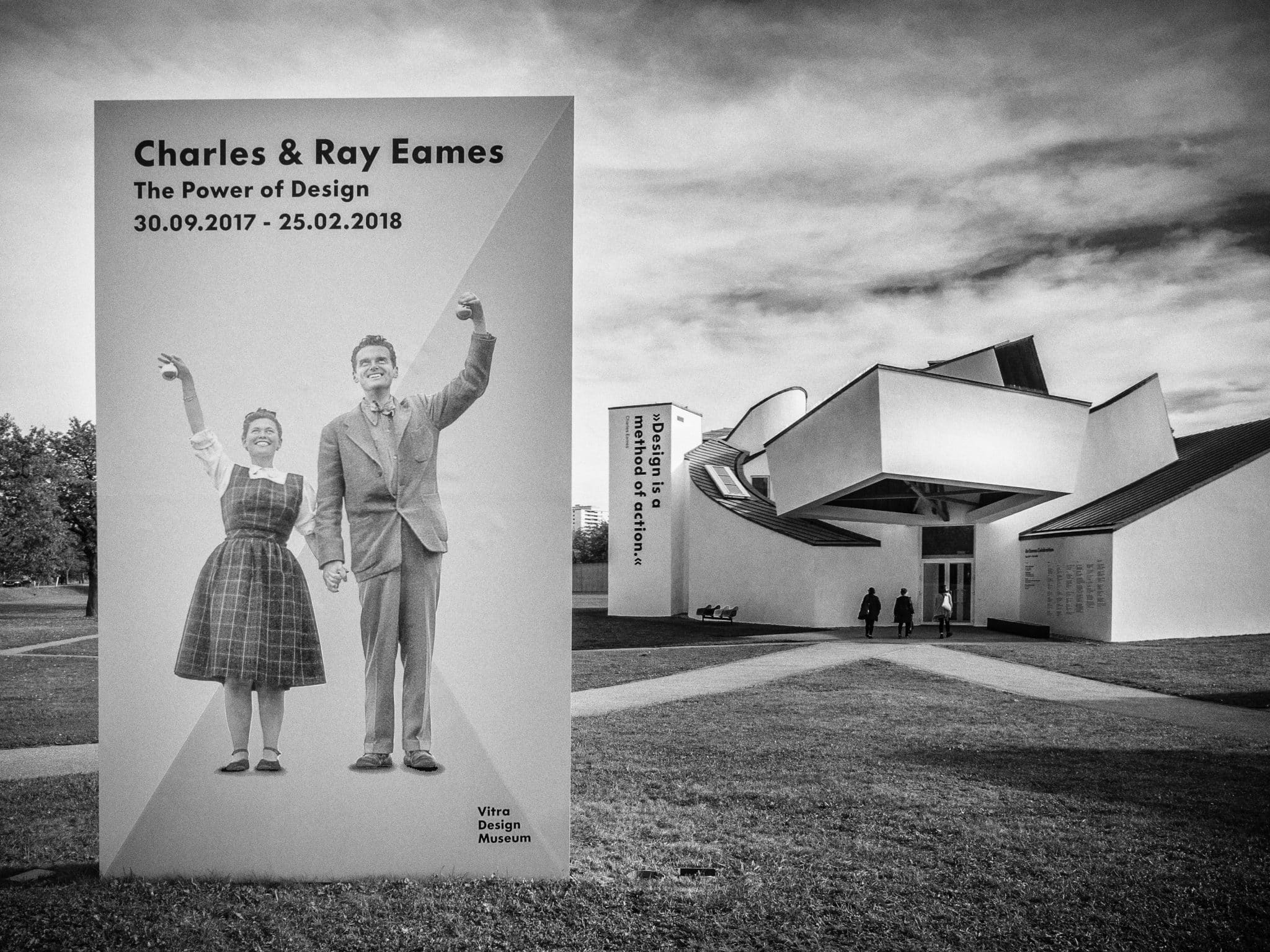 Charles et Ray Eames, designers américains, photographiés ensemble dans leur studio de création.