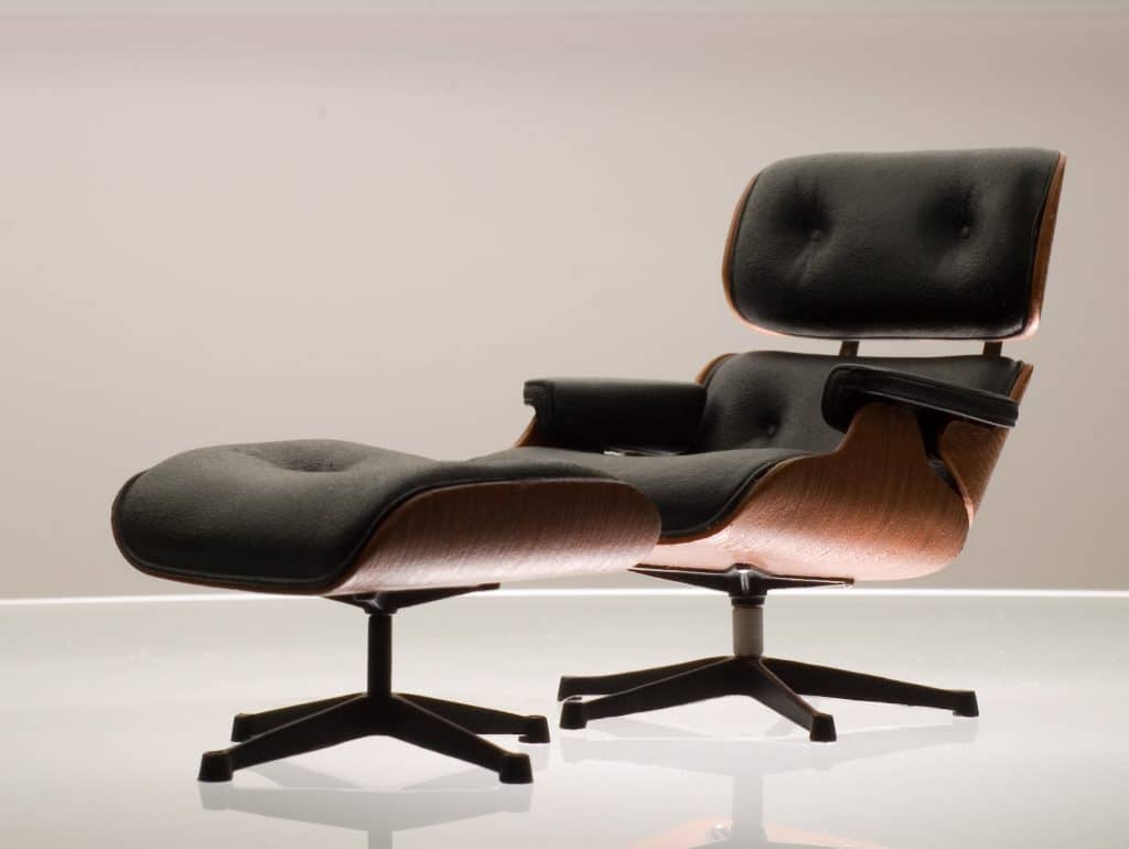 Fauteuil Lounge Chair conçu par Charles et Ray Eames en bois moulé et cuir.